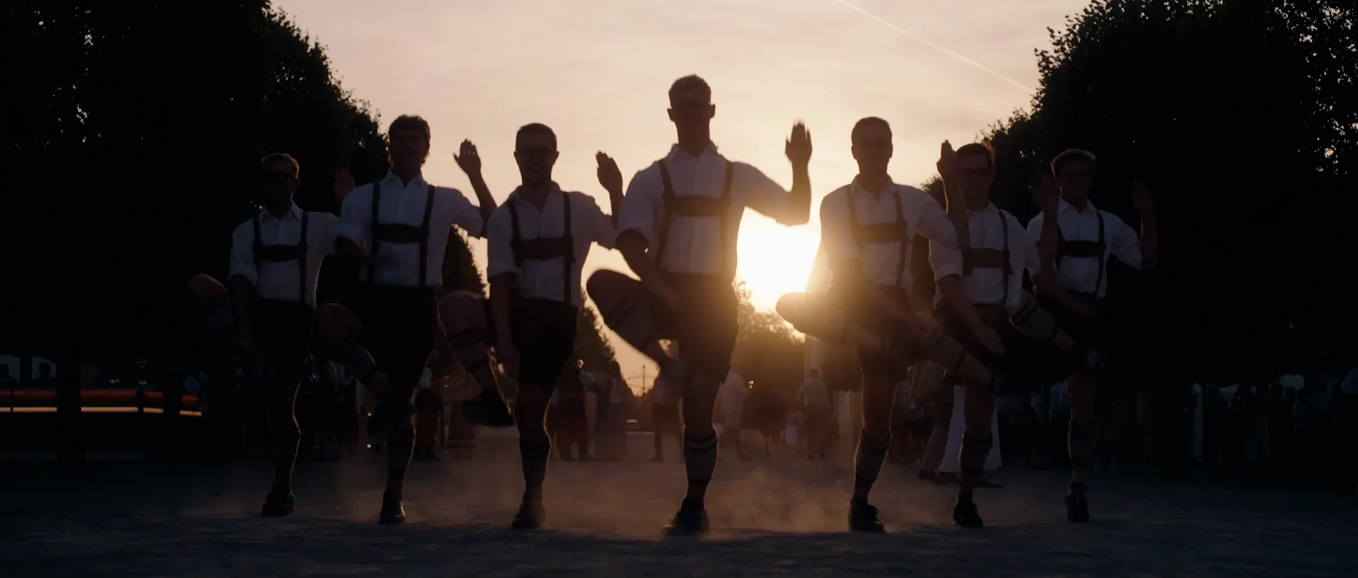 Tanzgruppe in Tracht im Gegenlicht der Abendsonne
