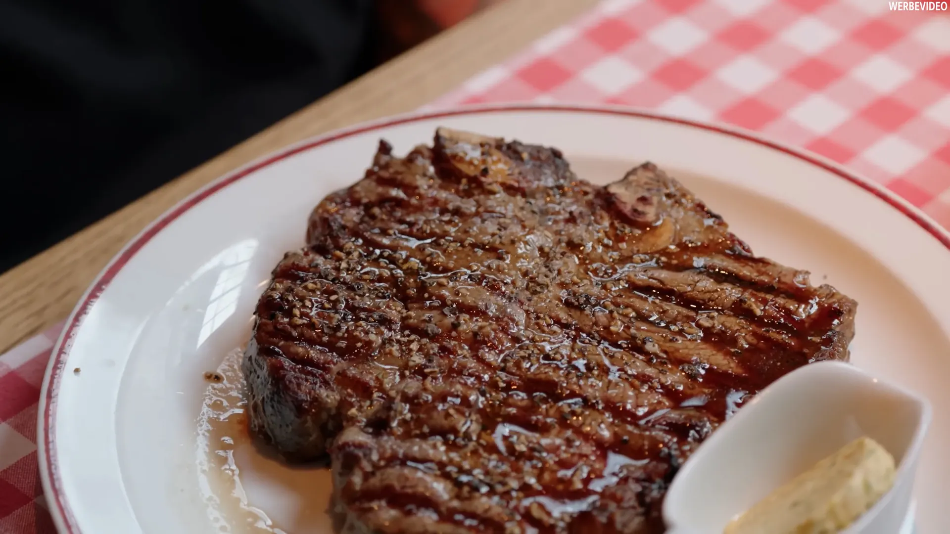 Gegrilltes Steak mit Kräuterbutter auf einem Teller