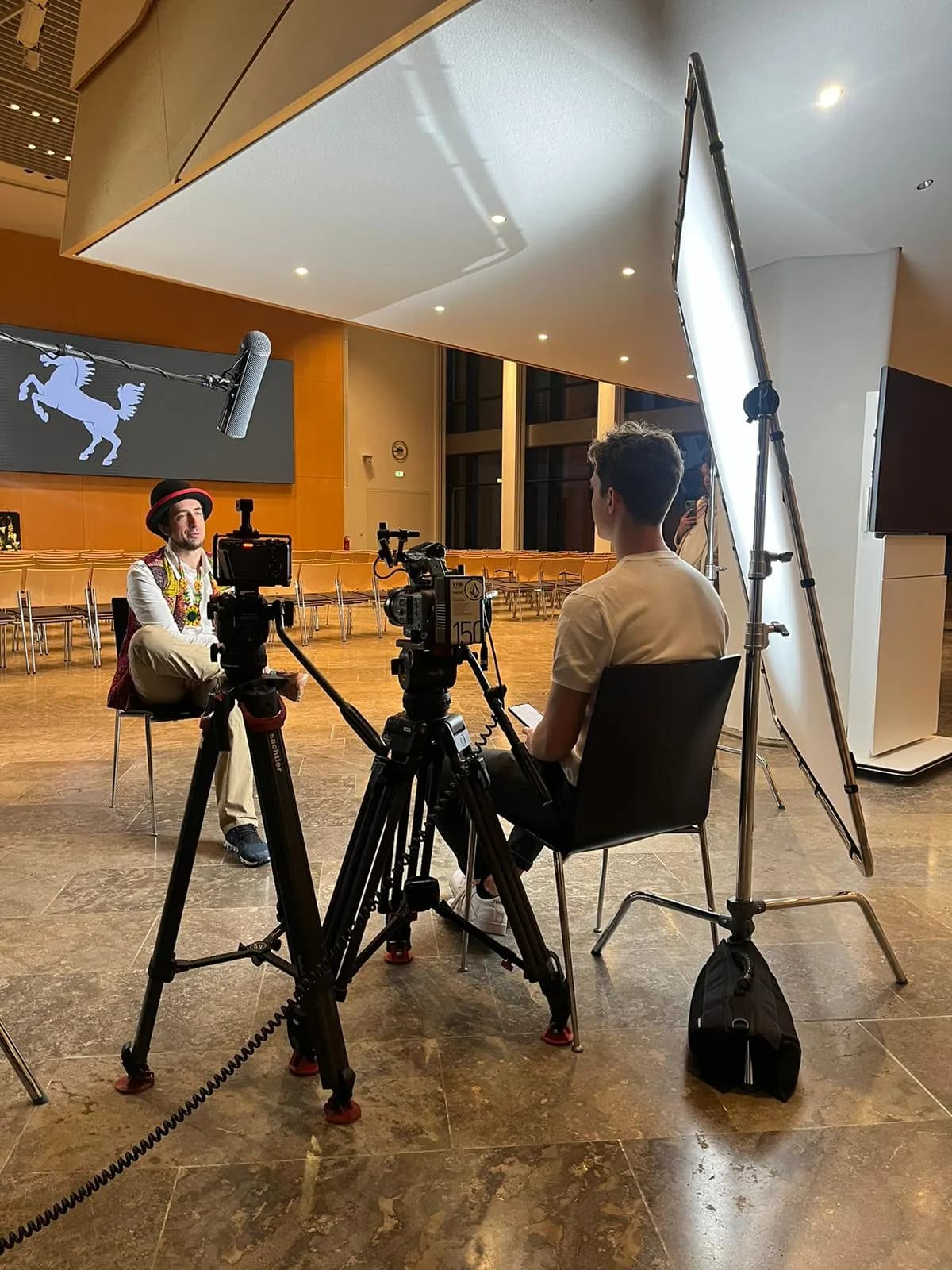 Interviewaufbau in einem Saal mit zwei Kameras und großer Softbox