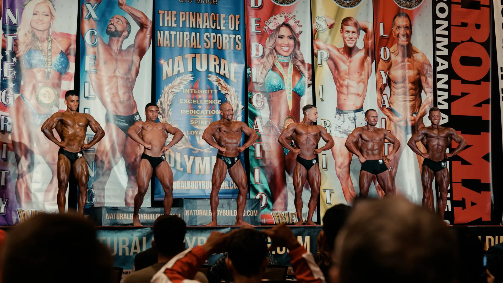 Wettkampfreihe auf der Bühne vor der Rückwand der Natural-Show