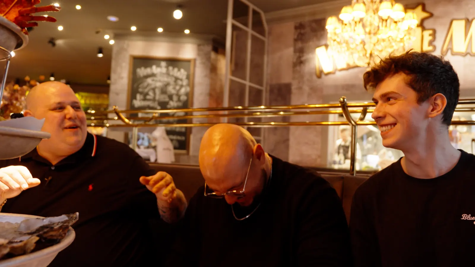 Gespräch an einem Tisch im Lokal während des Drehs