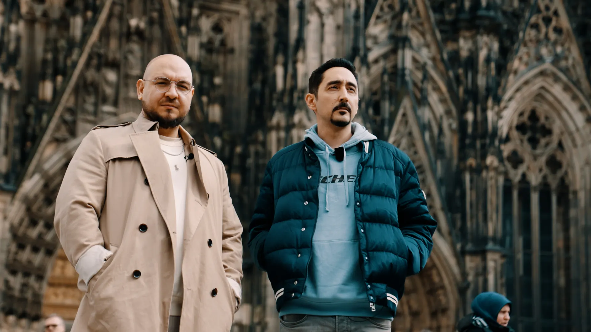 Zwei Männer vor dem Kölner Dom