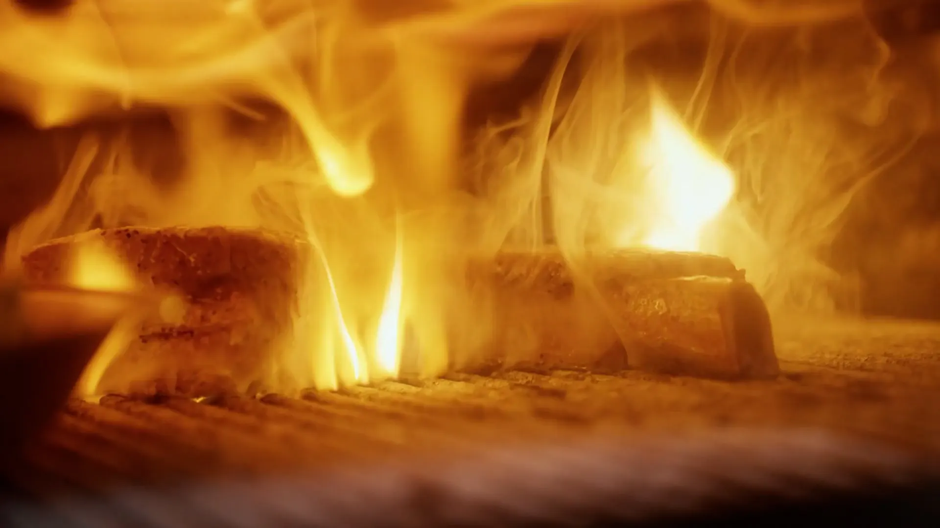 Brotscheiben über offenen Flammen auf einem Grill