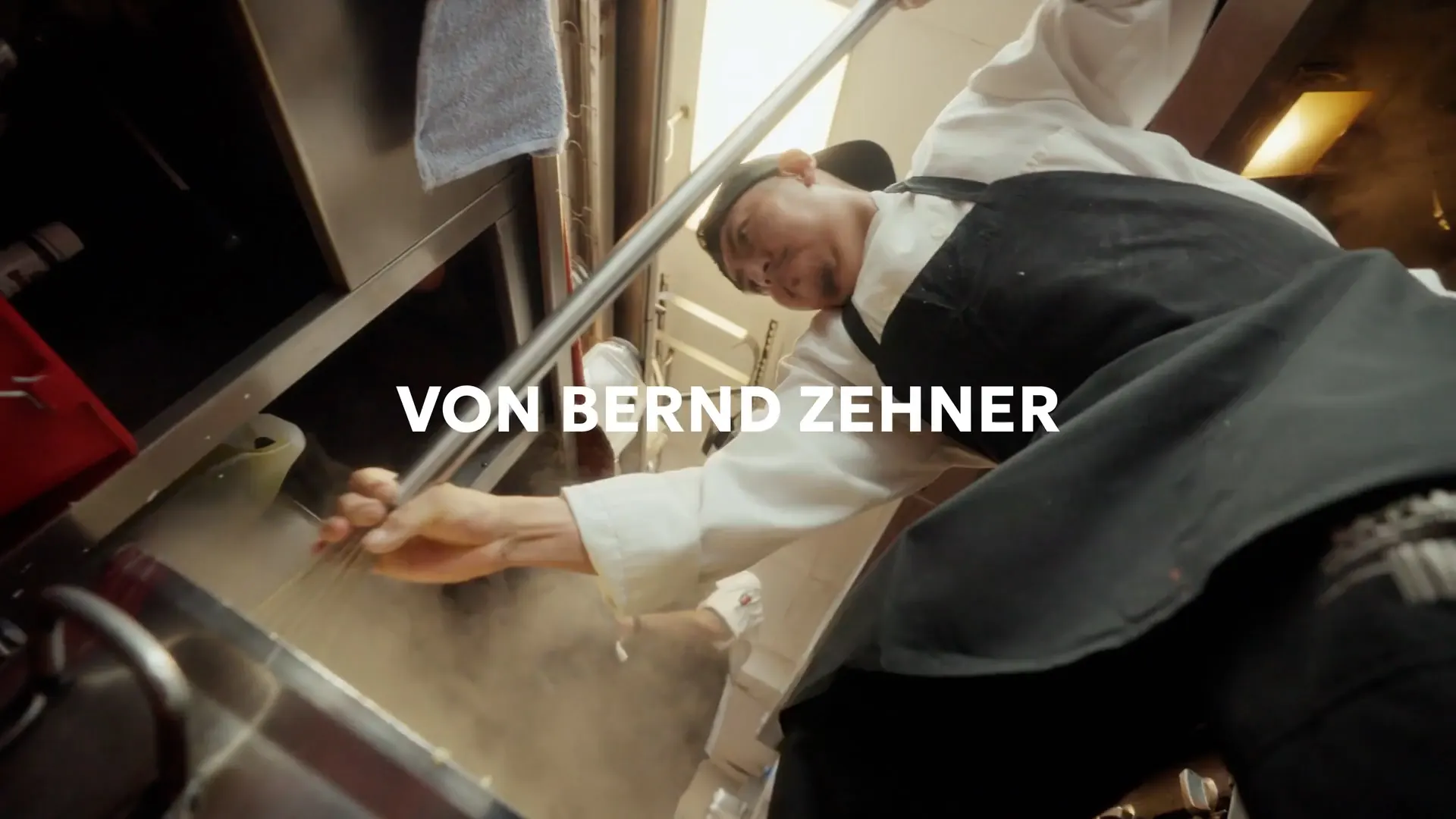 Koch über dem Herd, darüber die Titeleinblendung des Formats