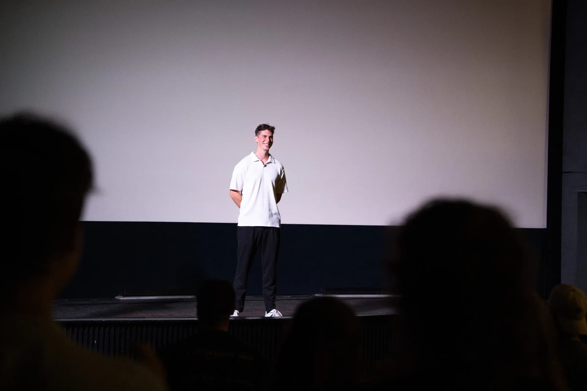 Lennard Hornig auf der Bühne bei der Kinopremiere von Fighting Natural