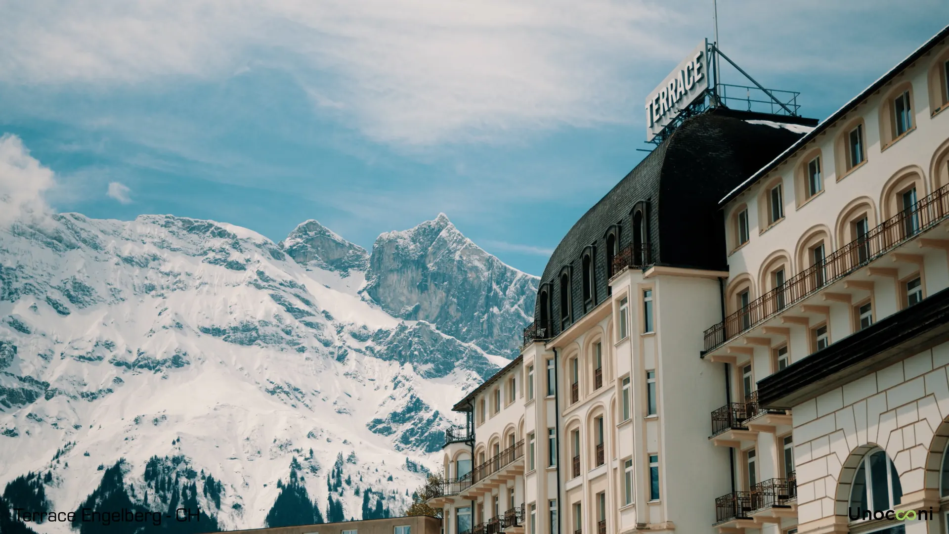Hotelgebäude vor schneebedeckten Bergen